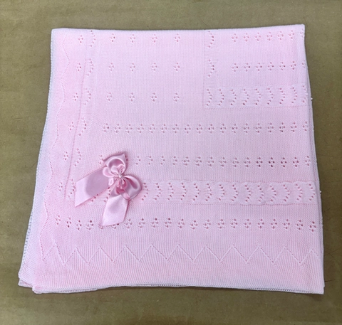 Toquilla/arrullo de hilo rosa con calados todo