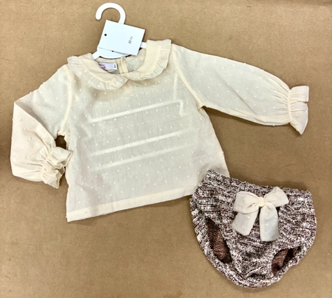 Conjunto tonos tierra con camisa tipo plumeti puñitos