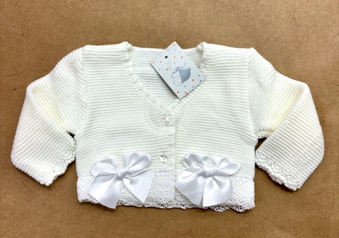 Rebeca de punto blanca con detalles de lazos y cenefa puntilla T